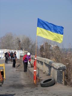 Северодонецкие активисты провели уборку у моста на Рубежное