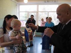 Малеча з обласного будинку дитини в Сєвєродонецьку отримала від Геннадія Москаля подарунки на День Миколая