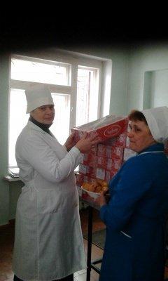 В Лисичанскую детскую больницу привезли сладкие подарки