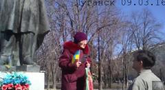 На день рождения Тараса Шевченко бабушка вышла в Луганске с украинским флагом