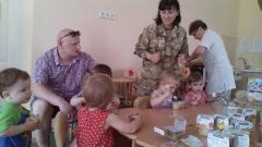 Офицеры ГВС ОТУ «Луганск» передали от волонтеров помощь областному дому ребенка №2