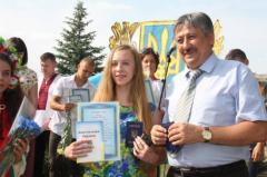 В День Конституции в Рубежном вручили паспорта юным гражданам страны