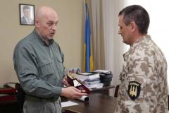 Георгій Тука вручив державну нагороду військовослужбовцю