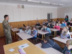 Офіцери СІМІС перевірили обладнання класу патріотичного виховання у Лисичанську
