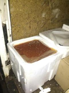 На Луганщині мобільною групою затримано автівку, якою перевозили в об'їзд блокпостів консерви та червону ікру