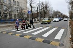 Частину вулиці, що безпосередньо знаходиться напроти школи, обладнали "лежачим поліцейським"